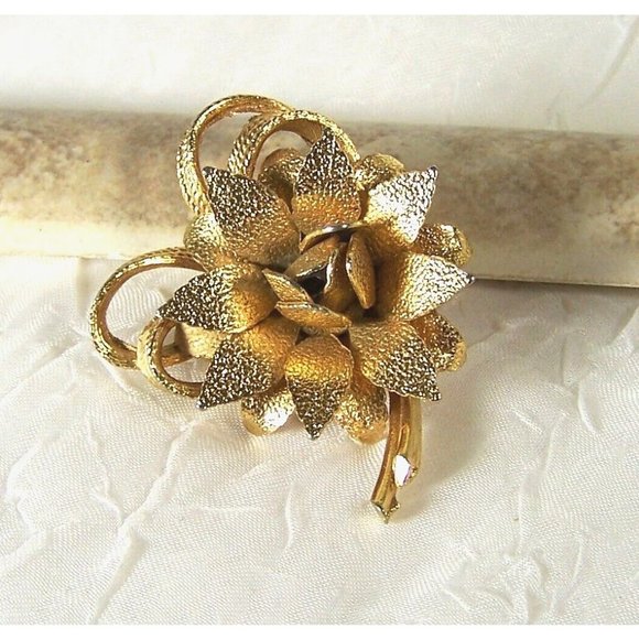 Vintage Gold Tone Rose Flower Brooch Textured Pointed Leaves 2" - Picture 1 of 5